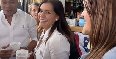 “Es viernes y el cuerpo lo sabe”: embajadora de EEUU en RD comparte y juega dominó en La Vega