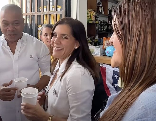 “Es viernes y el cuerpo lo sabe”: embajadora de EEUU en RD comparte y juega dominó en La Vega