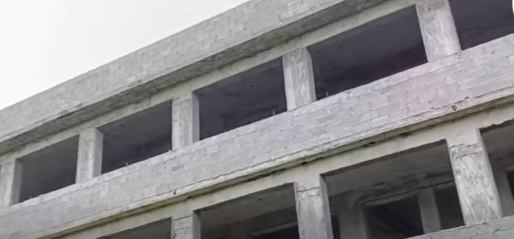 Residentes del Kilómetro 3½ de San Cristóbal piden la terminación de una escuela tras más de 10 años esperando