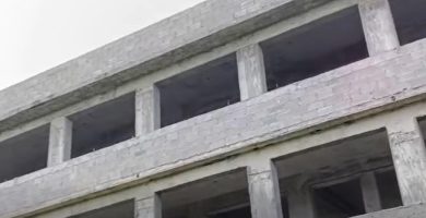 Residentes del Kilómetro 3½ de San Cristóbal piden la terminación de una escuela tras más de 10 años esperando